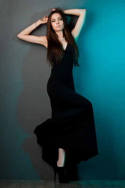 黒のドレスでエレガントなおしゃれな女性 — ストック写真