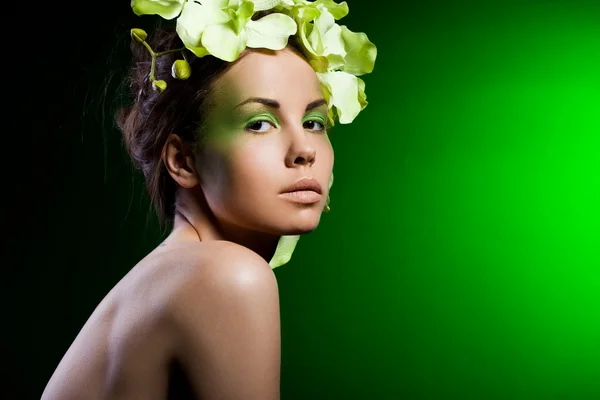 Orkide olan şık moda kadın — Stok fotoğraf