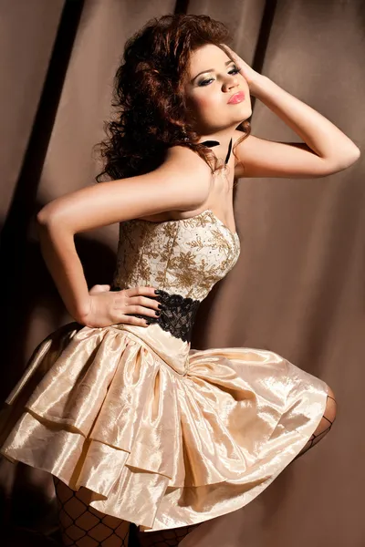 Elegant fashionabla kvinna i vacker klänning — Stockfoto