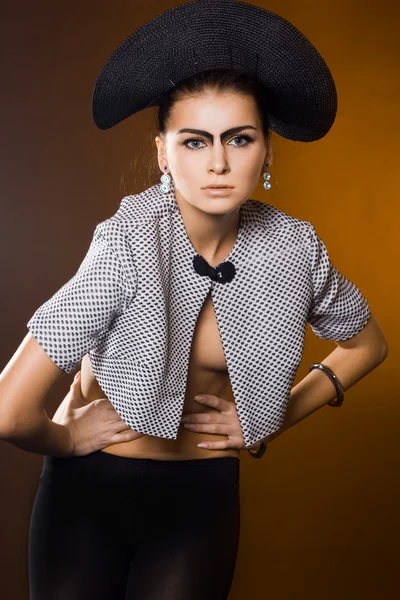 Femme à la mode dans un chapeau — Photo