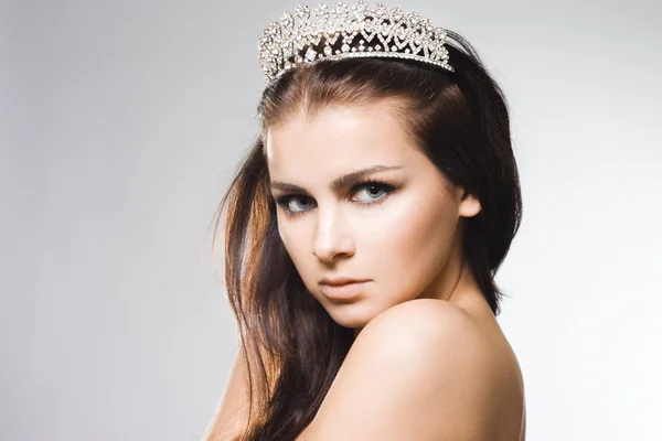 Schöne Prinzessin mit diamantener Krone — Stockfoto