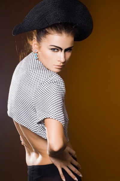 La mujer a la moda en el sombrero —  Fotos de Stock