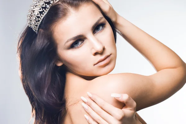 Vacker prinsessa med diamant krona — Stockfoto