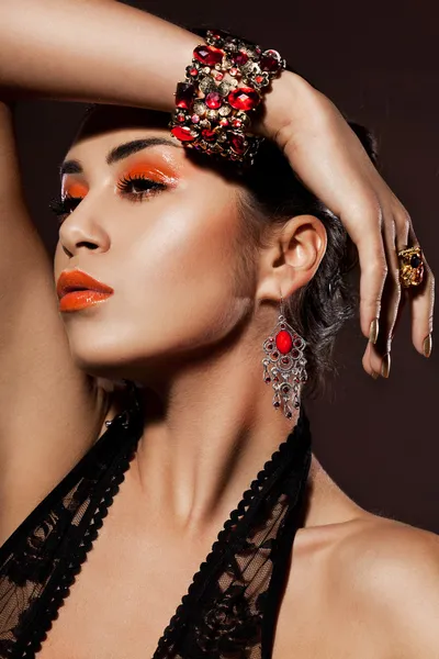 Elegante mulher elegante com jóias vermelhas — Fotografia de Stock