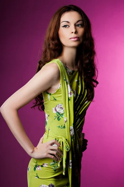 Yeşil giysili güzel moda kadın — Stok fotoğraf