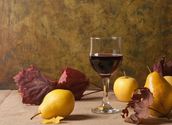 Rött vin och frukt — Stockfoto