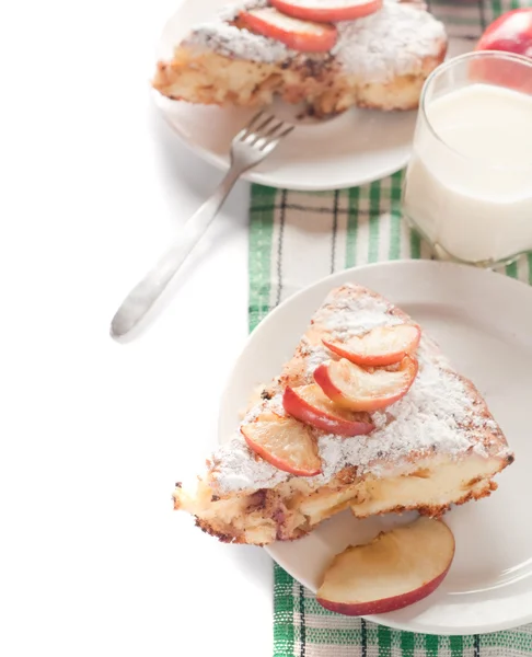 Elma ve bir bardak süt ile pasta — Stok fotoğraf