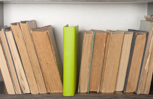 Нова зелена книга старих книг — стокове фото