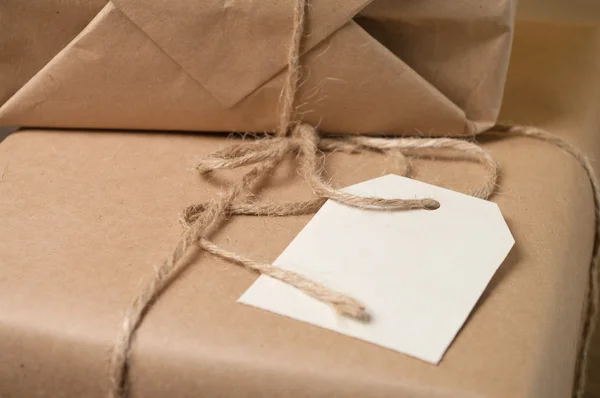 Papier box post-pakket met lege Opmerking — Stockfoto
