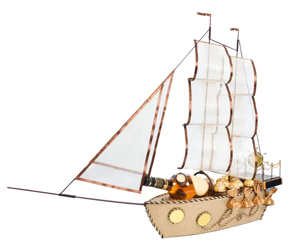 Regalo en forma de barco de vela de diseño decorado con dulces — Foto de Stock