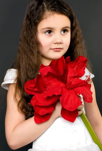 Hezká dívka s červeným květem — Stock fotografie