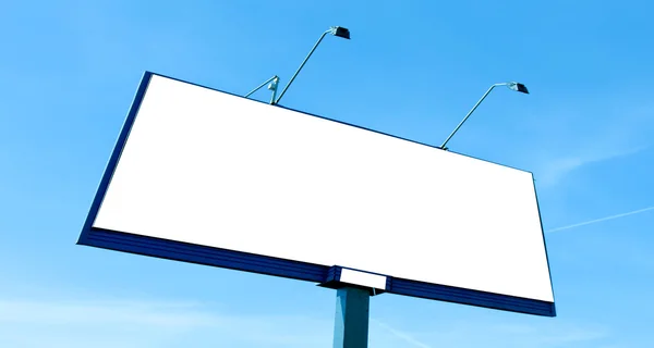 Grande cartaz em branco sobre o céu azul claro — Fotografia de Stock