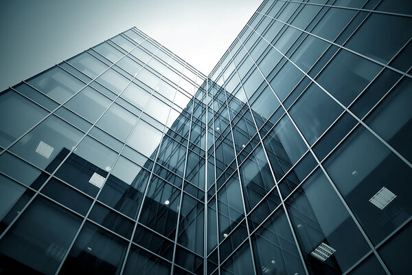 Стеклянные небоскребы ночью
