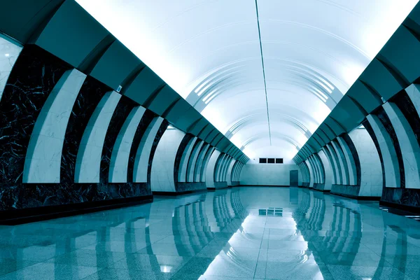 Koyu yeşil metro istasyonu — Stok fotoğraf