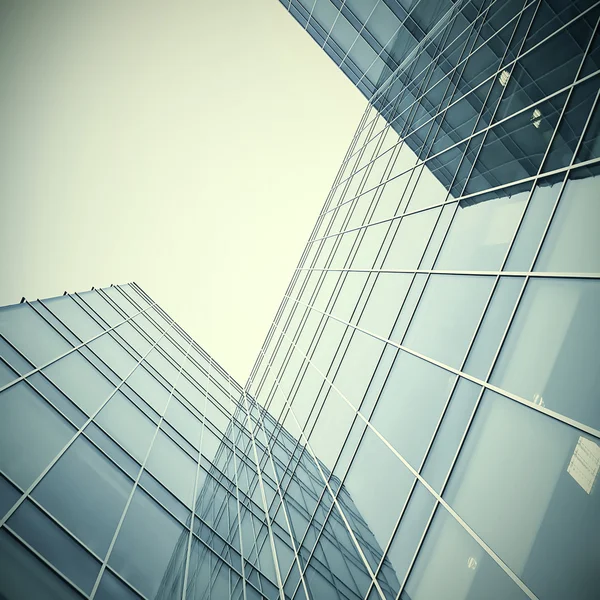 Le sagome di vetro moderne di grattacieli di notte — Foto Stock