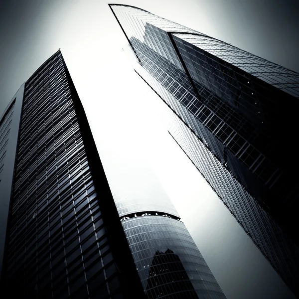 밤에 고층 빌딩의 현대 유리 실루엣 — 스톡 사진