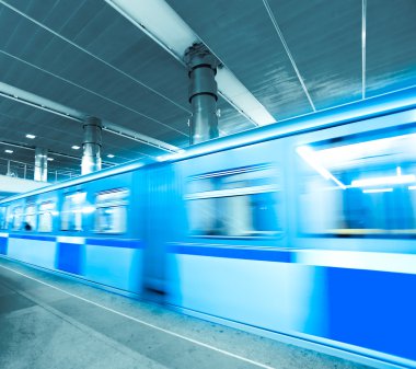 modern metro istasyonu tren hareket ile geniş açı bakış