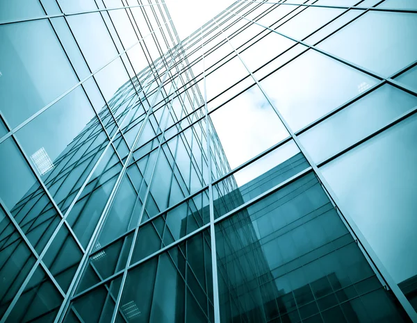 Vista inferior al edificio de gran altura de vidrio de acero — Foto de Stock