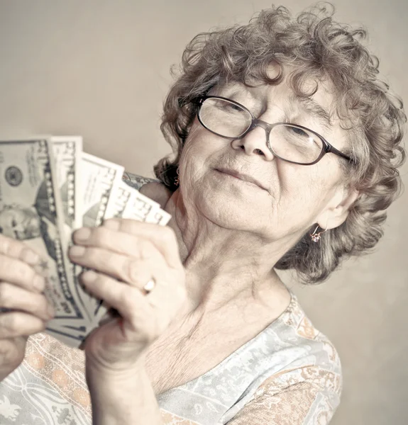 Senior gelukkig vrouw met geld — Stockfoto