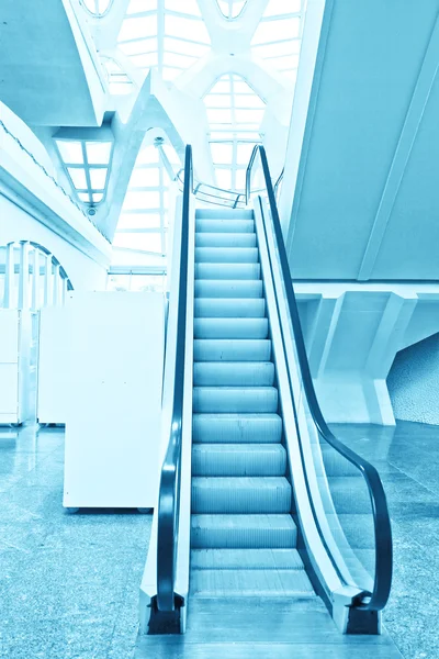 快速移动自动扶梯在购物中心内 — 图库照片