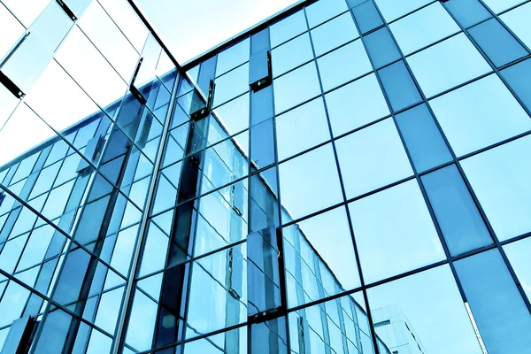 Синяя абстрактная диагональ современного офисного небоскреба — стоковое фото