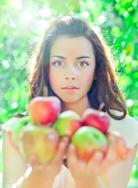 Prachtige jonge meisje met sappig appels — Stockfoto