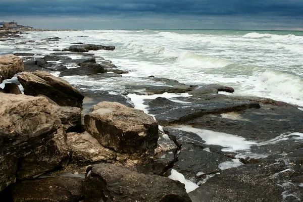 Rocky Shoreline With Pounding Surf — Stock Photo, Image