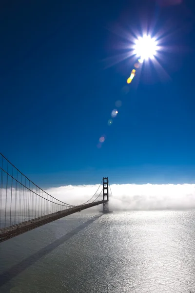 Χρυσή γέφυρα πυλών με ήλιο και ομίχλη — Φωτογραφία Αρχείου