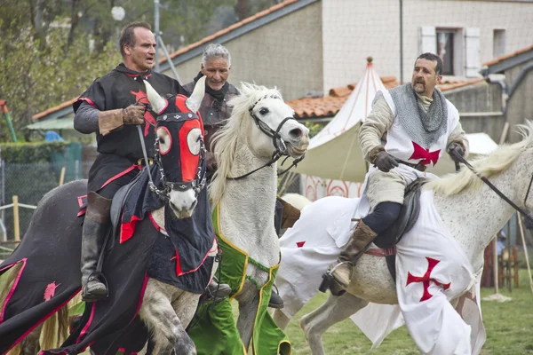 Рыцари верхом на лошадях в части Les Templiers — стоковое фото