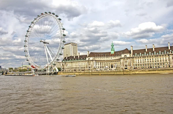 O olho de Londres e o rio Tamisa — Fotografia de Stock