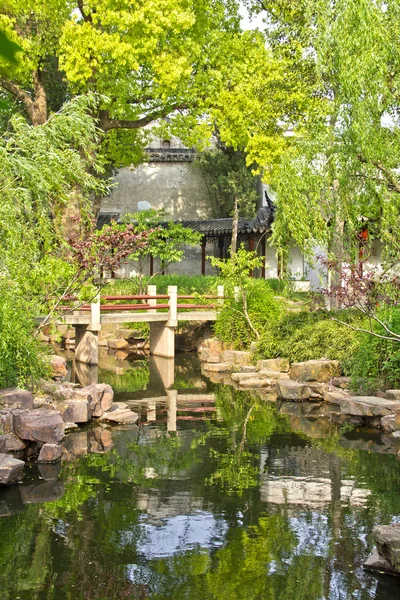 在一个平静的花园小桥 — 图库照片