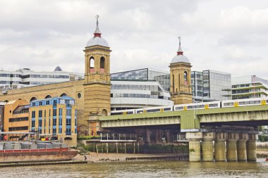 Bina Londra, thames Nehri tarafından