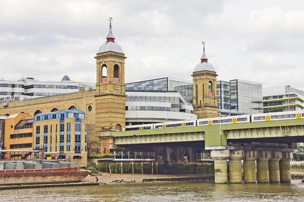 Edifícios junto ao rio Tamisa, Londres — Fotografia de Stock