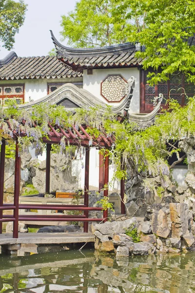 Красивый азиатский сад — стоковое фото