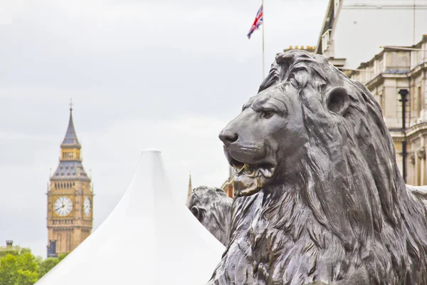 Estátua de leão no monumento e no Big Ben, Londres — Fotografia de Stock