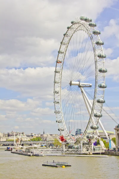 O olho de Londres e o rio Tamisa em Londres — Fotografia de Stock