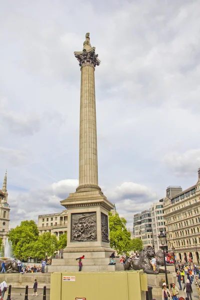Trafalgar square en het monument — Stockfoto