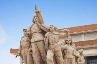 Tiananmen Meydanı 'ndaki Mao Anıtının önündeki anıt