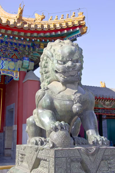 铜狮子在颐和园 — 图库照片