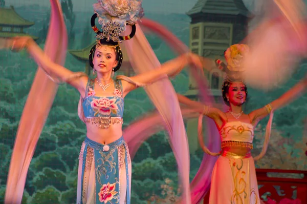 艺术家在唐代舞蹈跳舞 — 图库照片