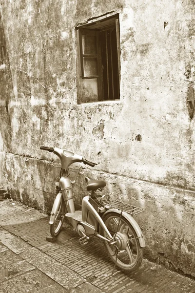 stock image Old bike in front of a house