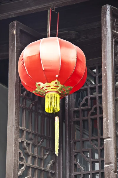 Китайская лампа в окне — стоковое фото
