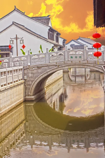 Ponte antiga sobre o canal em Suzhou — Fotografia de Stock