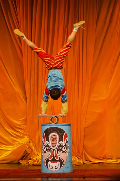 Sanatçı yaptığı akrobasi gerçekleştirir — Stok fotoğraf