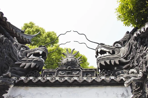 Detalle del dragón en la azotea en jardín yuyuan — Stockfoto