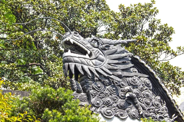 Detalhe do dragão no telhado no jardim Yuyuan — Fotografia de Stock
