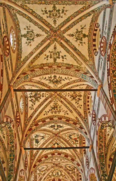 Interior de la iglesia en Milán, Italia — Foto de Stock