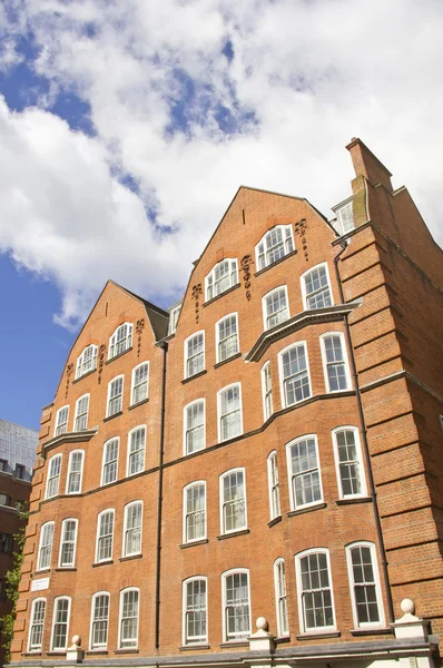 Типичное здание из красного кирпича в Лондоне — стоковое фото