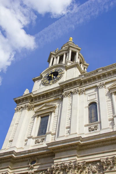 Torre del reloj en St Pauls Cathedral, Londres — Foto de Stock