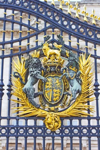 El sello real en la puerta del Palacio de Buckingham, Londres, Inglaterra — Foto de Stock